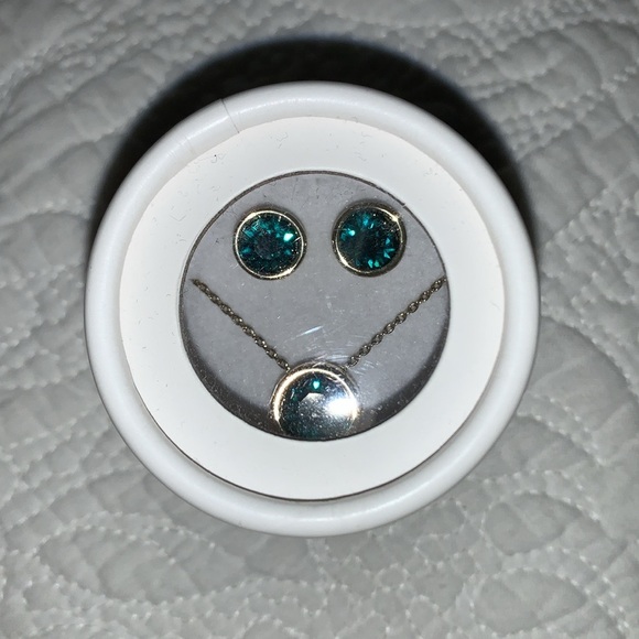 Emerald Green Crystals from Swarovski: WHBM Necklace & Earrings NWT & Gift Box - Picture 10 of 11